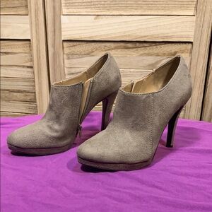 Merona Women's Gray Suede Ankle Booties Size  8